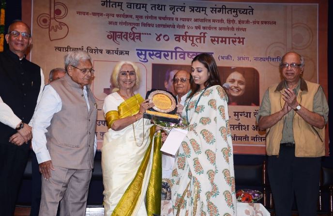 Radha Mangeshkar receiving an award