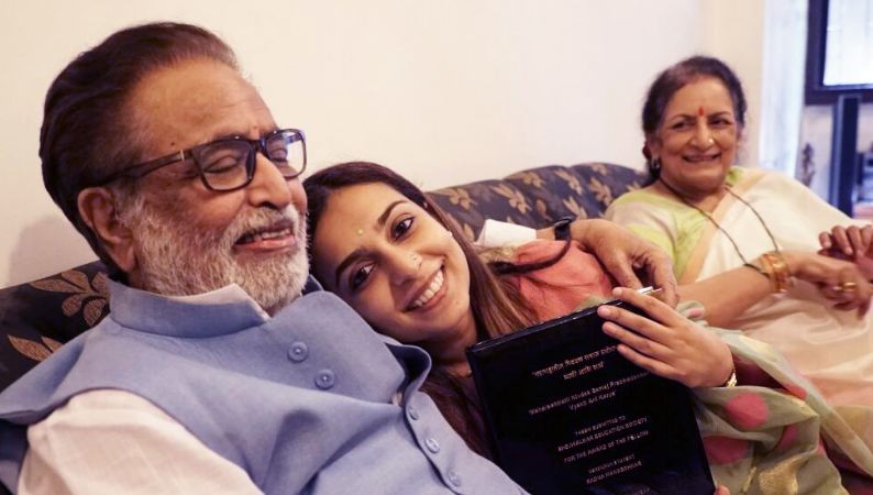 Radha Mangeshkar with her parents