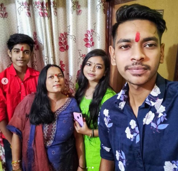 Ravi Kumar with his siblings