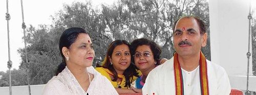 Sudhanshu Ji Maharaj with his wife and daughters