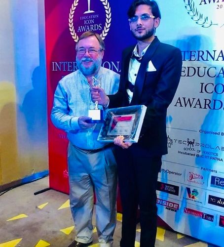 Vishva Deepak Gupta receiving the International Education Icon Award