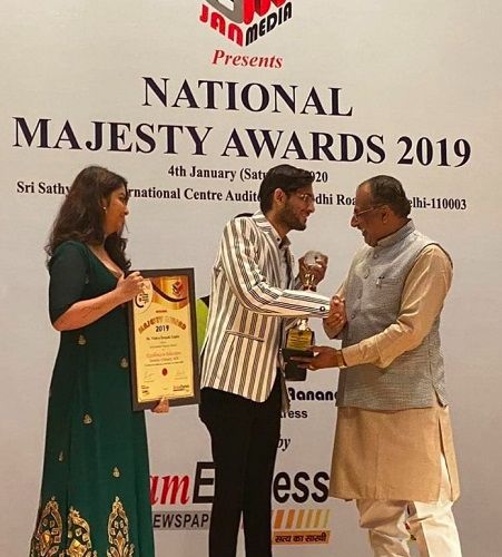 Vishva Deepak Gupta receiving the National Majesty Award 2019