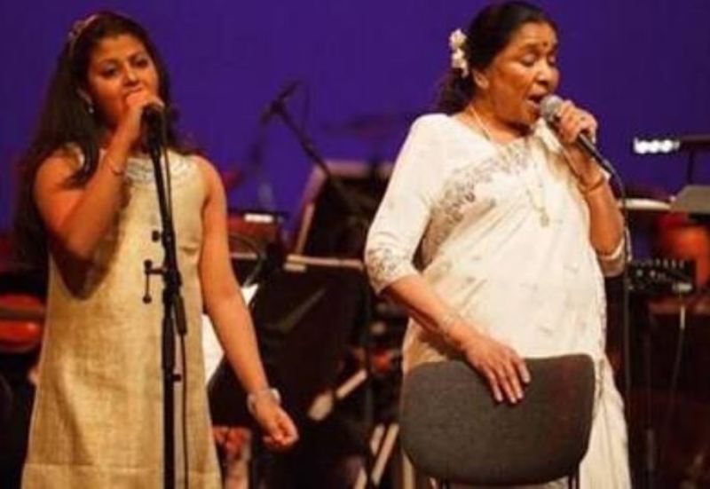 Zanai Bhosle performing a singing show with Asha Bhosle