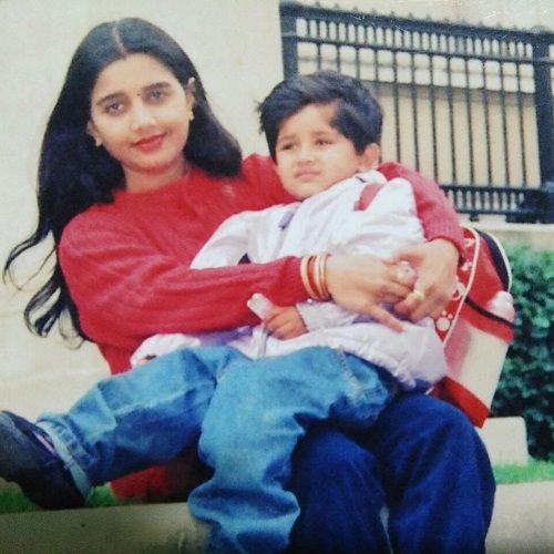 A childhood picture of Ishita Vishwakarma with her mother