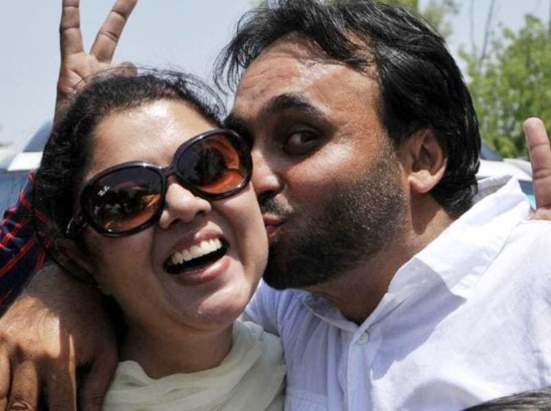 A picture of Bhagwant Mann (of Aam Aadmi Party) kissing his wife, Inderpreet Kaur, after his victory in the 2014 Lok Sabha polls in Sangrur, Punjab