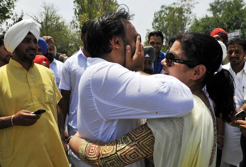 A picture of Inderpreet Kaur hugging Bhagwant Mann (of Aam Aadmi Party) after his victory in the 2014 Lok Sabha polls in Sangrur, Punjab