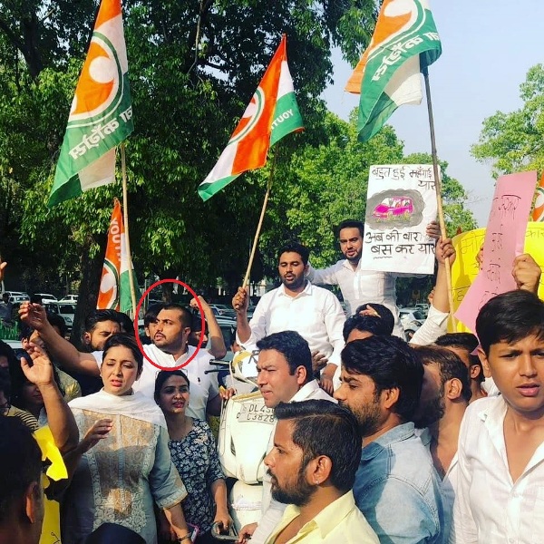 Jagdeep Kamboj protests against Modi government for hike in petrol prices in 2018
