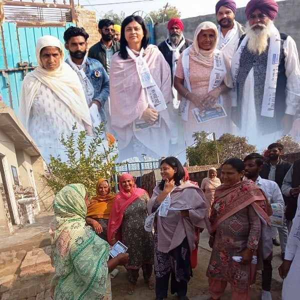 A picture of Jagdeep Kamboj's wife distributing AAP's promotional pamphlets in Jalalabad