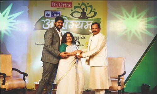 Dr. Mukesh Sharda receiving the award from Shripad Nayak AYUSH Minister