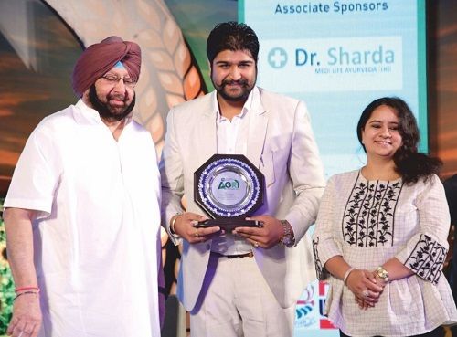 Dr. Mukesh Sharda receiving the award from Hon'ble Chief Minister of Punjab, Respected Captain Amarinder Singh