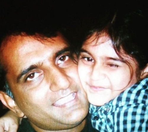 Esha Singh's childhood picture with her father