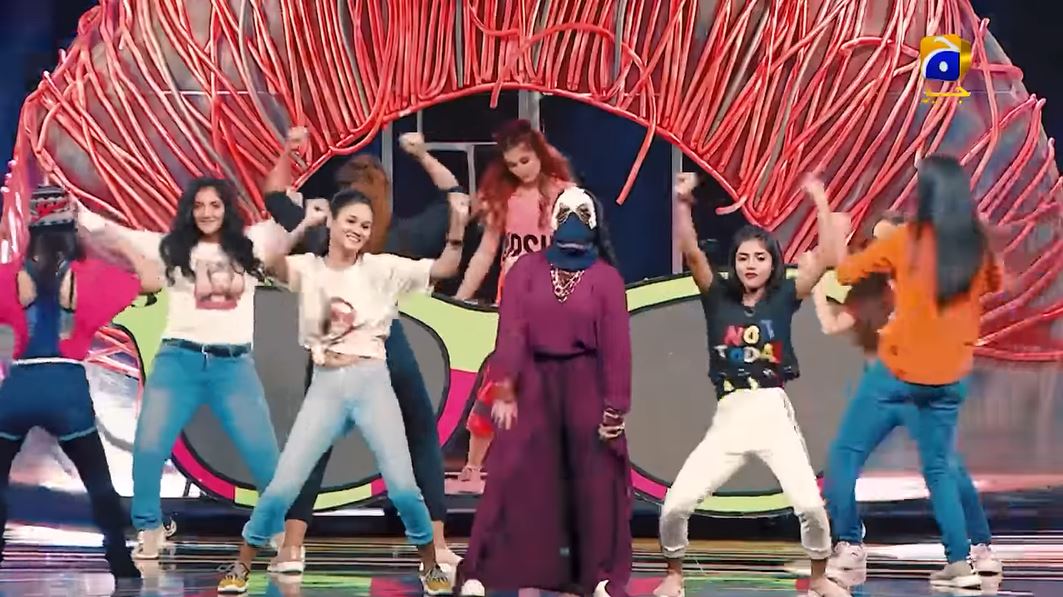 Eva B performing with Momina Mustehsan at the Lux Style Awards (2019)