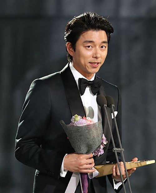 Gong Yoo giving his award acceptance speech at Baeksang Arts Awards