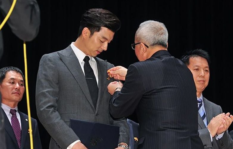 Gong Yoo receiving presidential commendation from Hyun Oh-seok, Former Deputy Prime Minister and Minister of Economy and Finance, Republic of Korea,