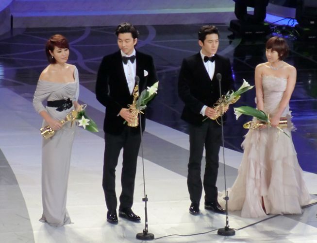 Gong during his award acceptance speech at Blue Dragon Film Awards