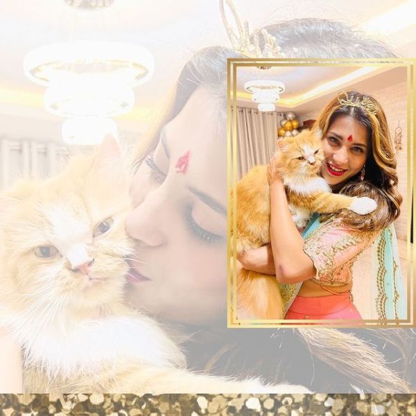 Hamida with her cat picture