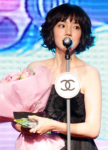 Im Soo-jung giving her award acceptance speech at Premiere Rising Star Awards