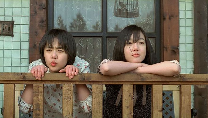 Im Soo-jung (right) in a scene from A Tale of Two Sisters (2003)