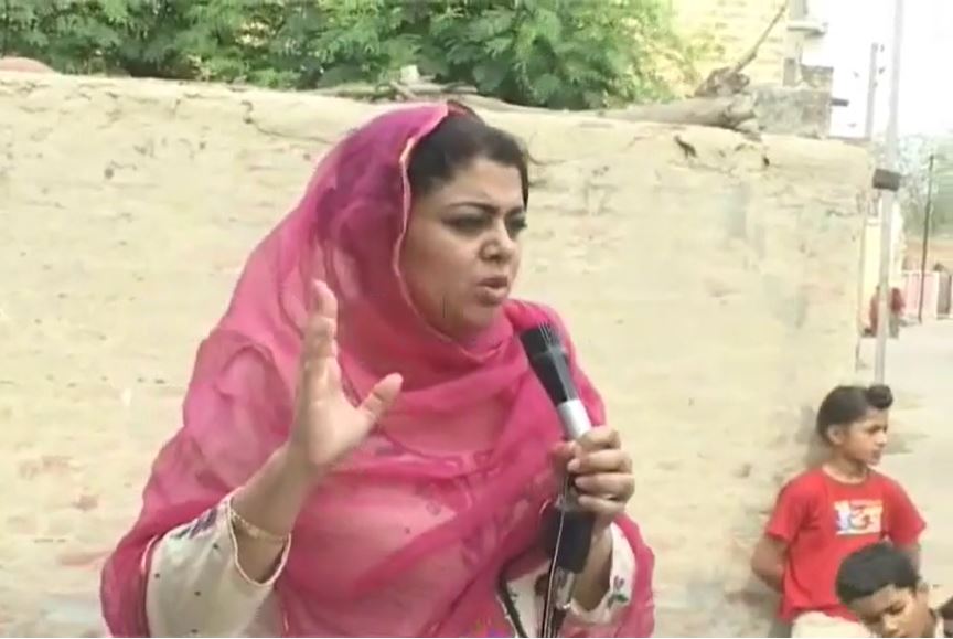 Inderpreet Kaur delivering speeches in favour of AAP in the villages of Sangrur during the 2014 Lok Sabha elections
