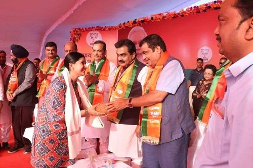 Ishita Vishwakarma being felicitated by Nitin Gadkari