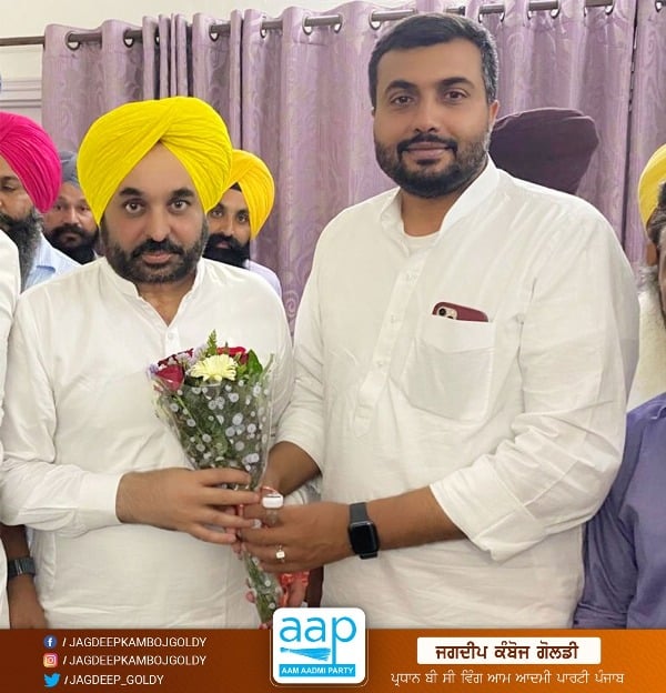 Jagdeep Kamboj Goldie with AAP's chief ministerial candidate Bhagwant Mann in 2021