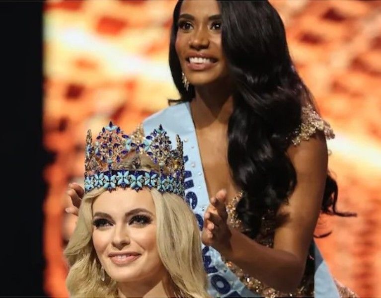 Karolina Bielawska being crowned as Miss World 2021 by Toni-Ann Singh