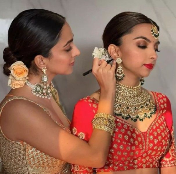 Kiara Advani putting kohl on Ishita's ear