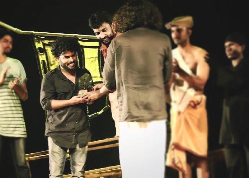 Liju Krishna receiving a memento from Kerala Sangeetha Nataka Akkademi International Theatre Festival Of Kerala (ITFOK) in 2015