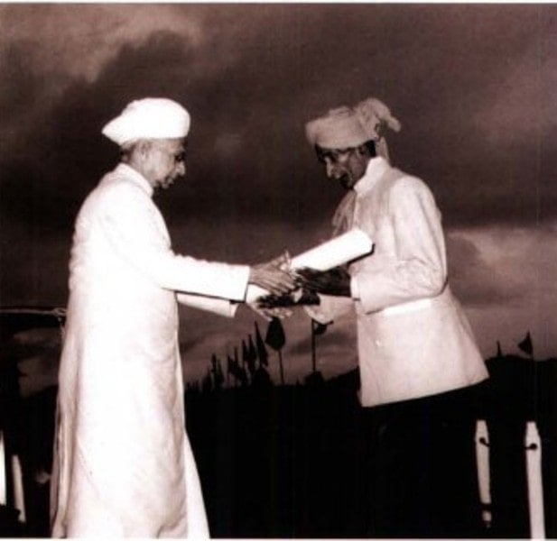 Munshi Ram Salaria receiving PVC from the president on behalf of his son, Captain Gurbachan Singh Salaria