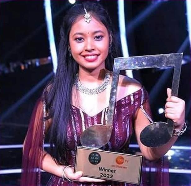Neelanjana Ray holding the trophy of Sa Re Ga Ma Pa 2021