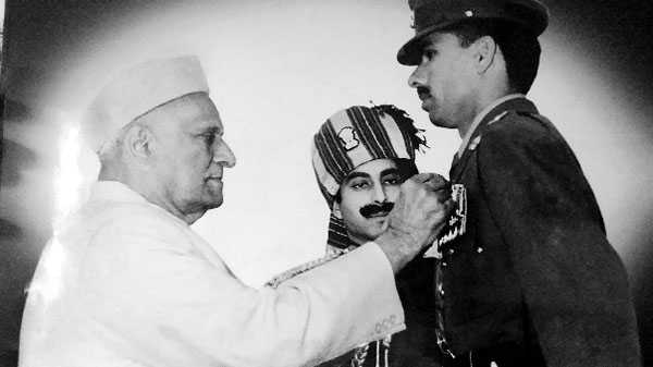 President of India pinning the Param Vir Chakra on Major Hoshiar Singh Dahiya's chest