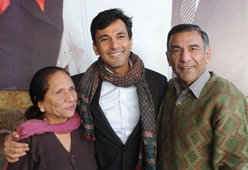 Radhika Khanna with her parents