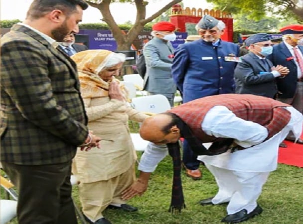Defence Minister Rajnath Singh touches feet of 1971 war hero Colonel Hoshiyar Singh Dahiya's wife, Mrs Dhano Devi