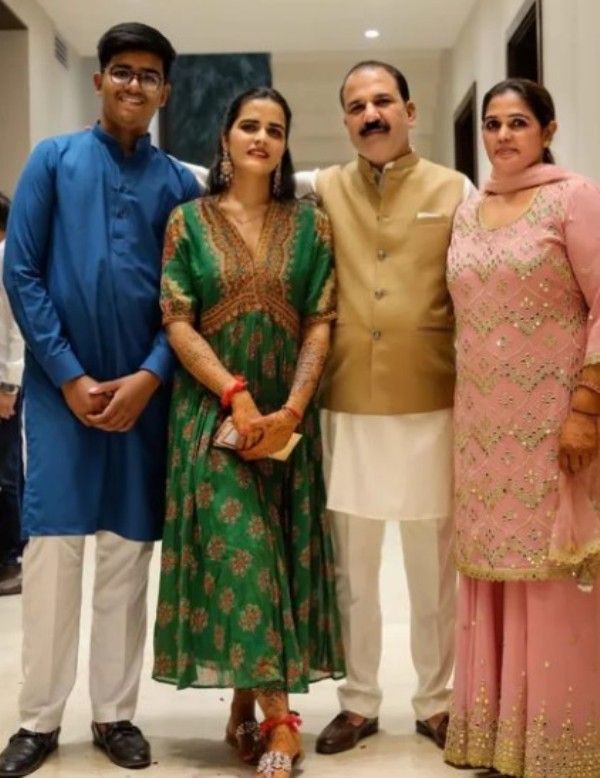 Riddhi Pannu's family
