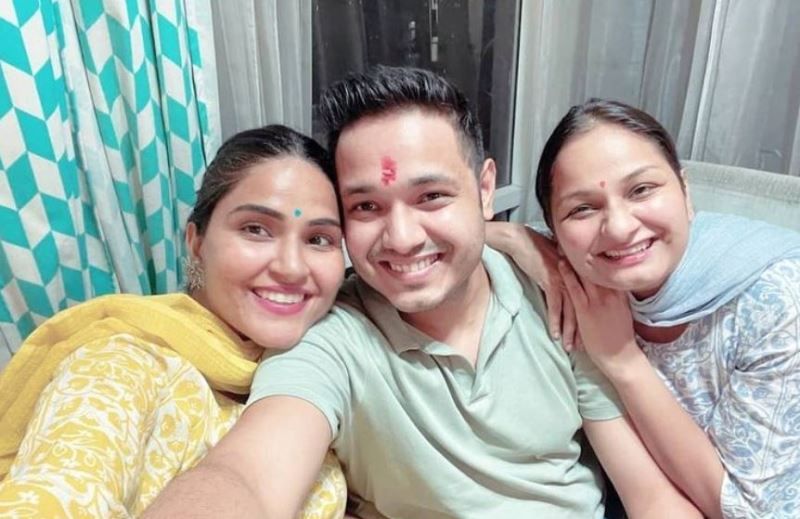 Ritu Rathee Taneja with her siblings