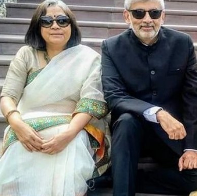 Sanjiv Kapoor with his sister