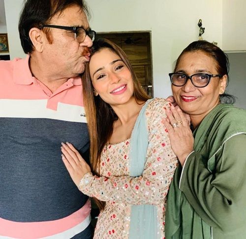 Sara Khan with her parents