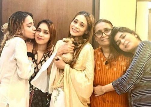 Sara Khan with her sisters and mother