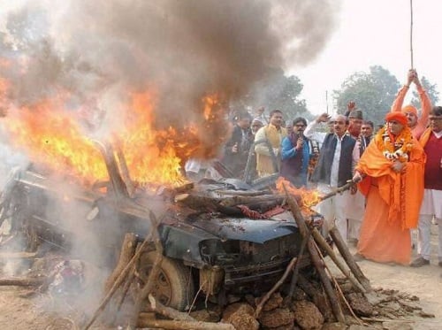 Swami Chakrapani burning Dawood Ibrahim's car