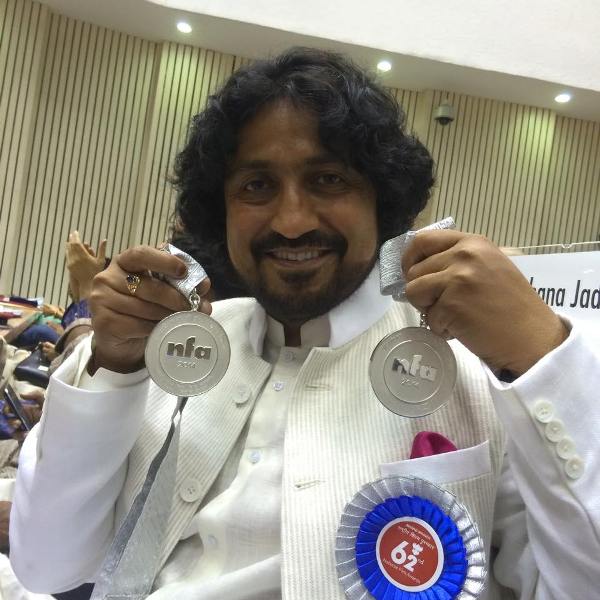 Vinod Kapri with his award 