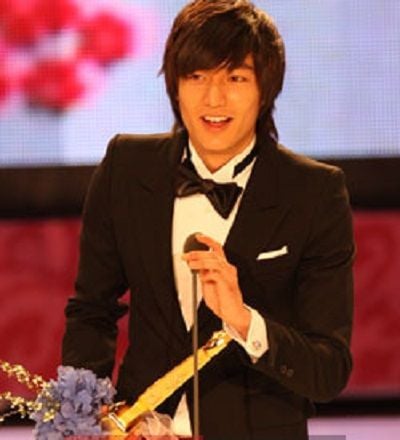 Actor Lee Min-ho giving his award acceptance speech at the Baeksang Arts Awards