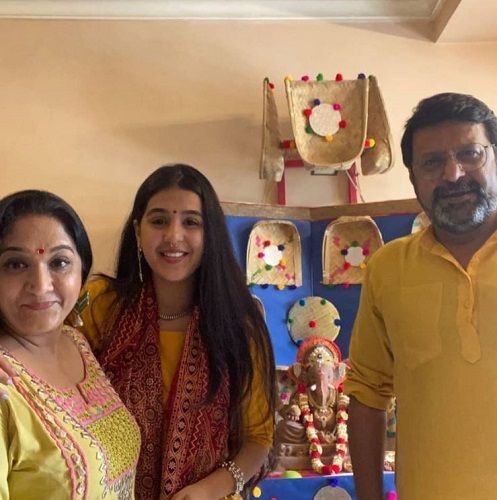 Alpana Buch and her family with an idol of Lord Ganesha
