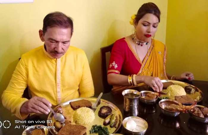 Arun Lal eating non-vegetarian food
