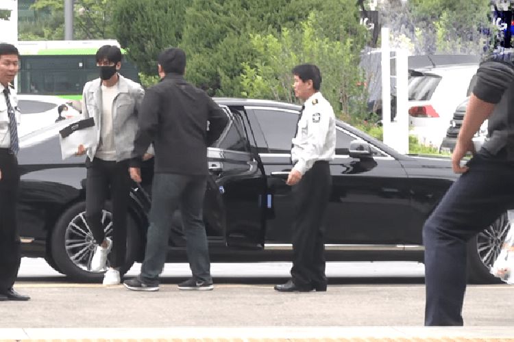 Lee Min-ho getting out of his Mercedes-Benz CLS