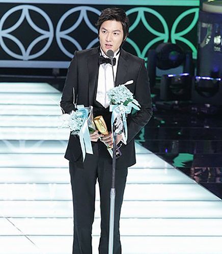 Lee Min-ho giving his award acceptance speech at the KBS Drama Awards ceremony