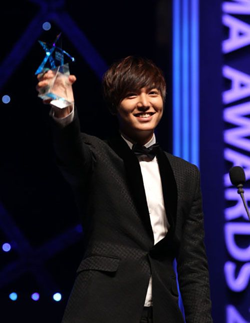 Lee Min-ho showing off his China Fashion Awards