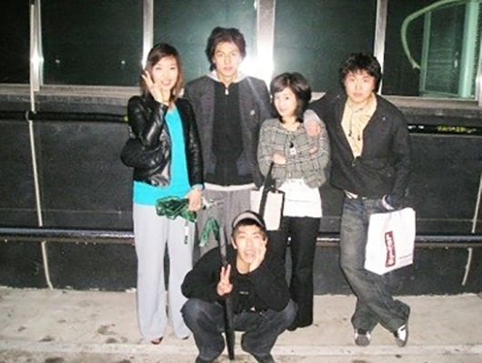 Lee Min-ho (standing; second to left) with his high school girlfriend (next to him in checkered blazer) and friends