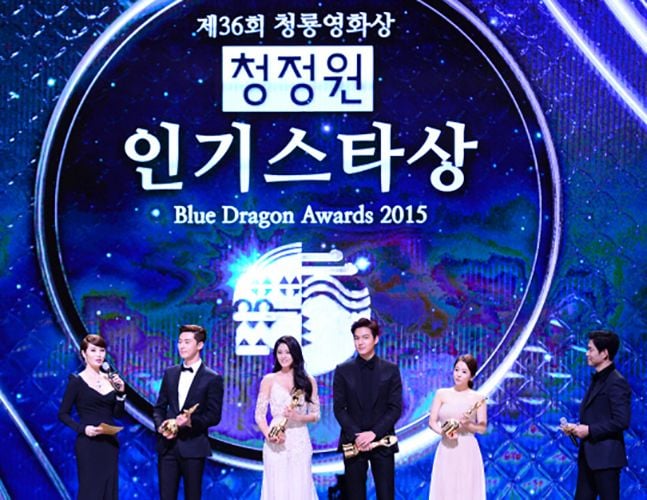 Lee Min-ho (third from left) during his award acceptance speech at the Blue Dragon Film Awards