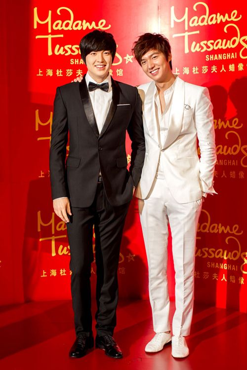 Lee Min-ho with his wax figure at Madame Tussauds Shanghai