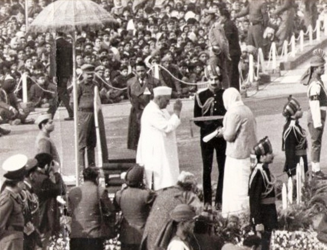 Maheshwari Khetarpal receiving the Param Vir Chakra from the President on behalf of her son Arun Kehtarpal